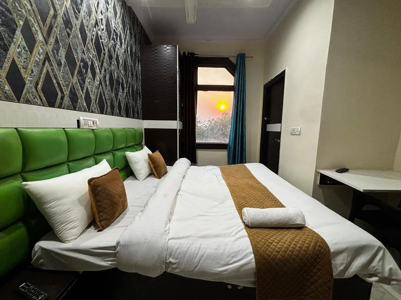 Akaash Cont I Couple Frendiy I Hari Nagar I New Delhi Hotel