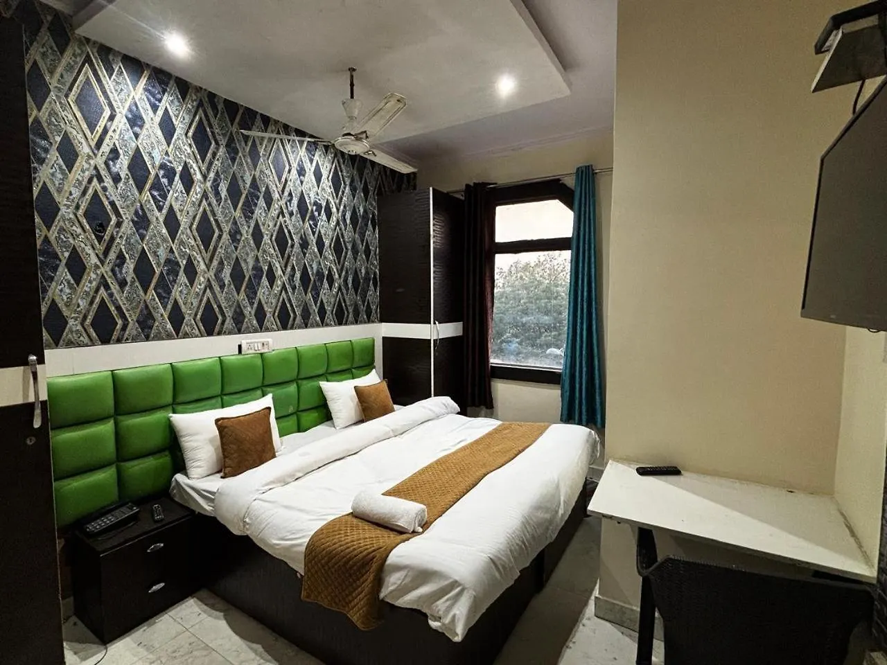 Akaash Cont I Couple Frendiy I Hari Nagar I New Delhi Hotel