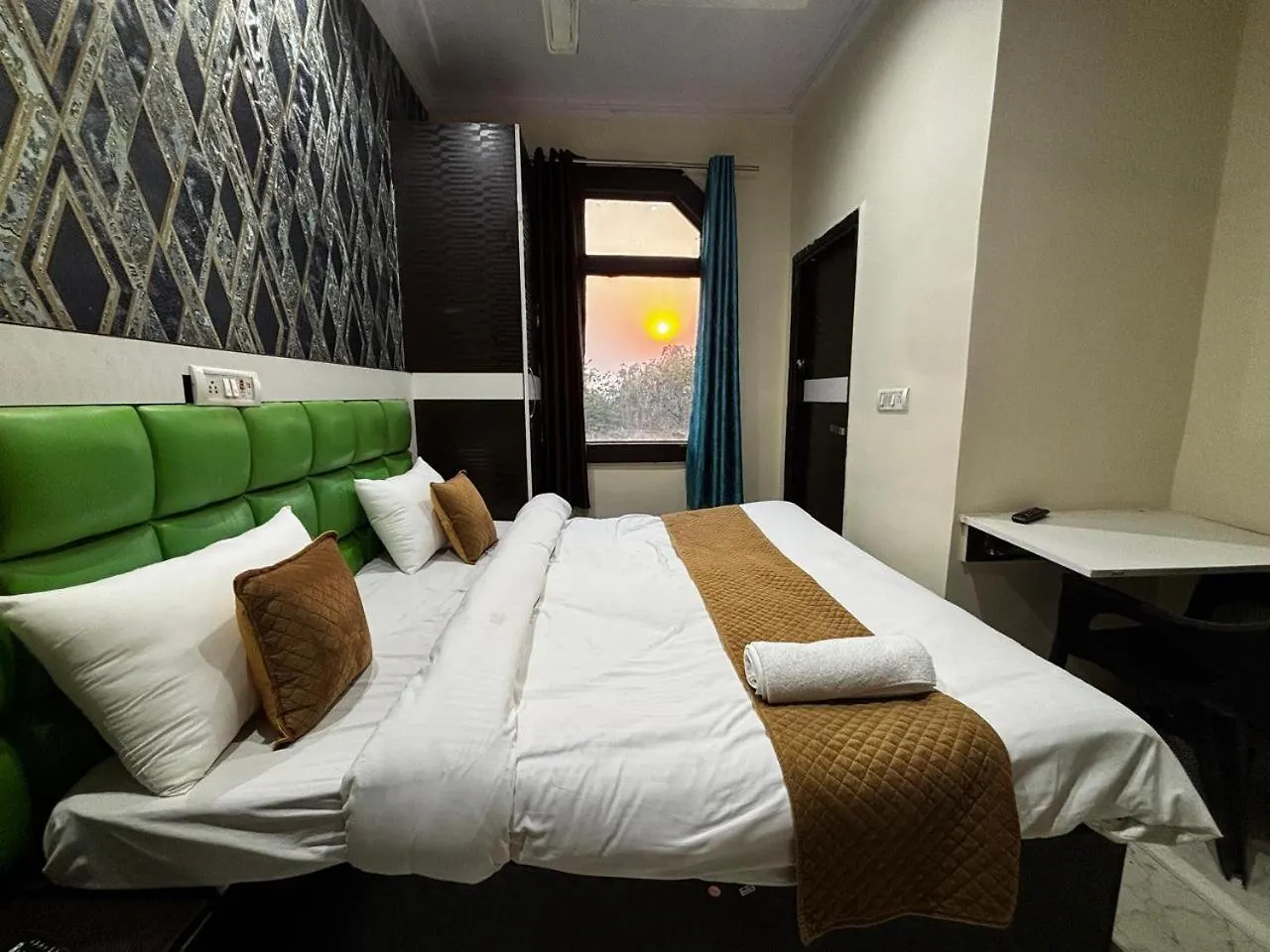 Akaash Cont I Couple Frendiy I Hari Nagar I New Delhi Hotel